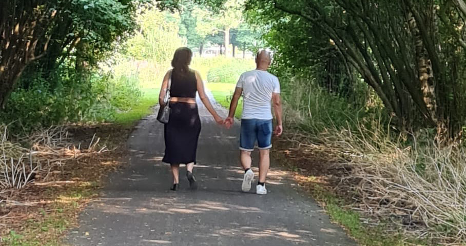 Een foto van Janneke en haar man die een wandeling maken.