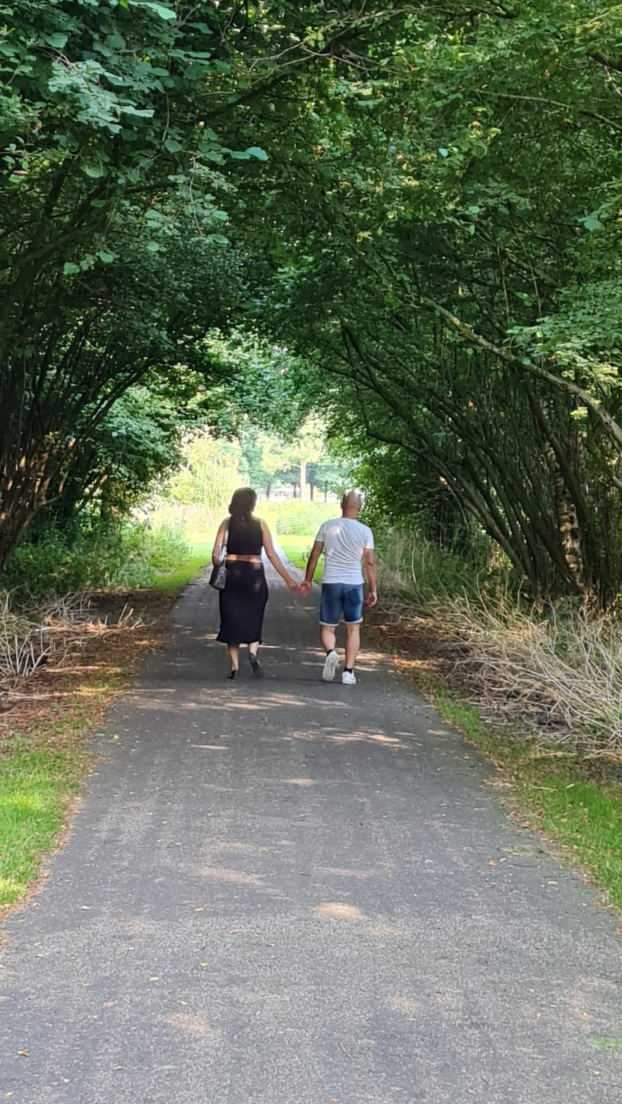 Een foto van Janneke en haar man die een wandeling maken.